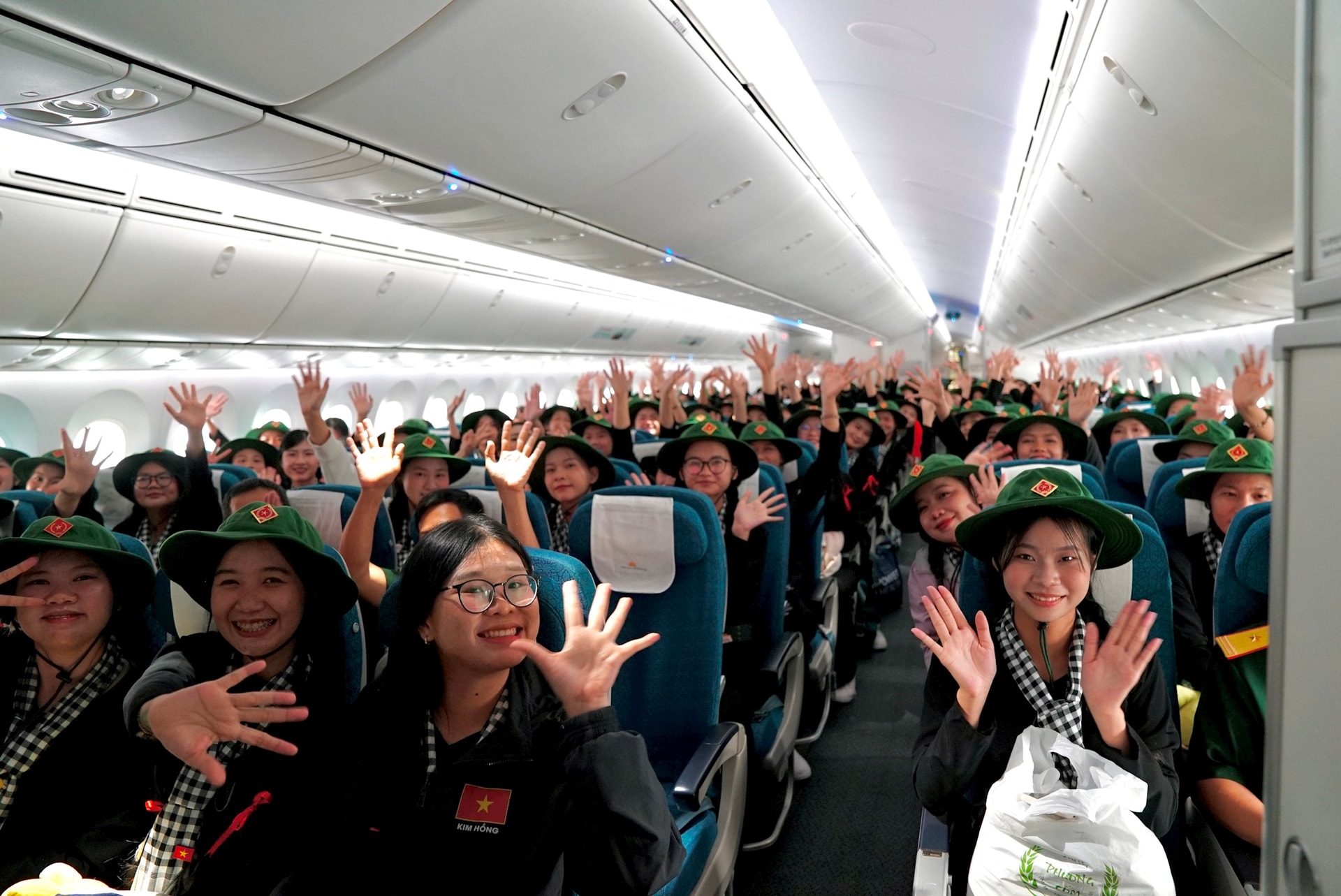 Hình ảnh các chiến sỹ rạng ngời trên chuyến bay đặc biệt. Ảnh: VNA