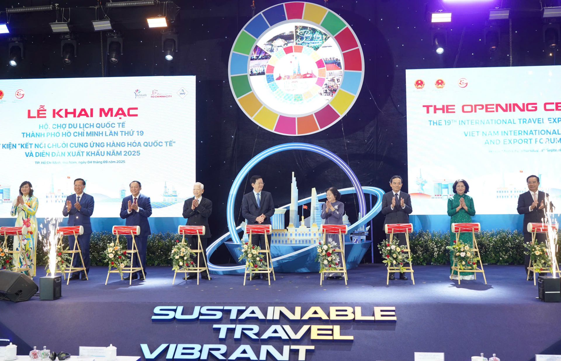 Các đại biểu thực hiện nghi thức khai mạc