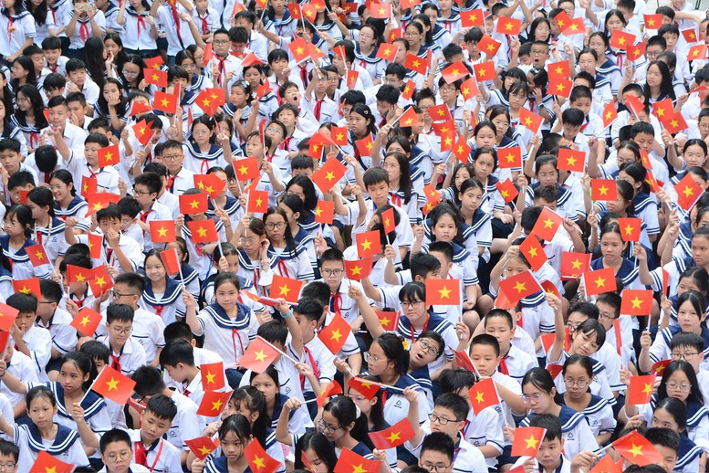 Chủ tịch nước tin tưởng các em học sinh, sinh viên, học viên sẽ tiếp tục nuôi dưỡng ước mơ, không ngừng học tập, rèn luyện, trở thành những công dân yêu nước, trách nhiệm, sáng tạo, giàu lòng nhân ái, có khát vọng lớn lao để xây dựng đất nước ngày càng phồn vinh, hạnh phúc. Chủ tịch nước tin tưởng các em học sinh, sinh viên, học viên sẽ tiếp tục nuôi dưỡng ước mơ, không ngừng học tập, rèn luyện, trở thành những công dân yêu nước, trách nhiệm, sáng tạo, giàu lòng nhân ái, có khát vọng lớn lao để xây dựng đất nước ngày càng phồn vinh, hạnh phúc.