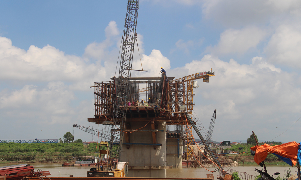 Cầu đường sắt Cẩm Lý đang được đẩy nhanh tiến độ thi công.