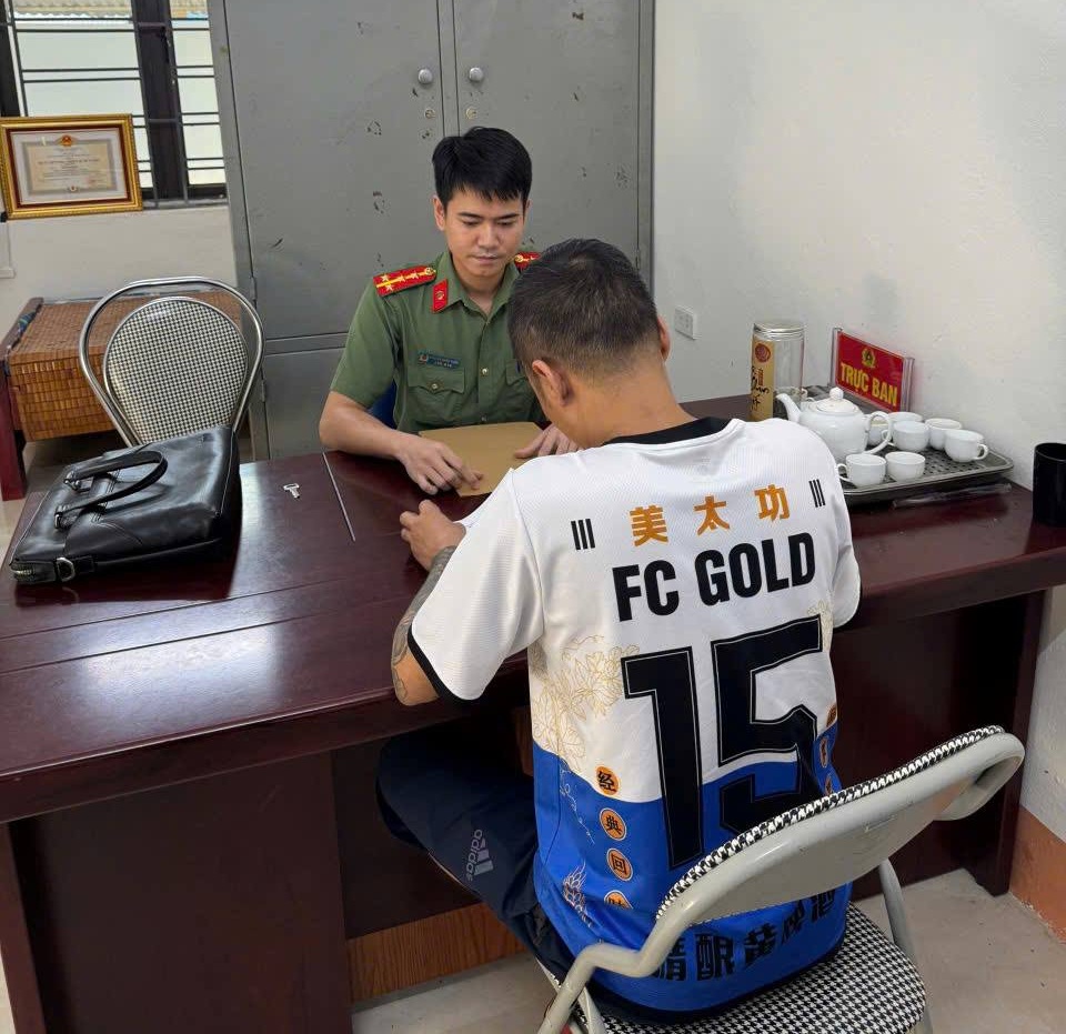 Cán bộ Phòng An ninh kinh tế làm việc với người vi phạm Cán bộ Phòng An ninh kinh tế làm việc với người vi phạm