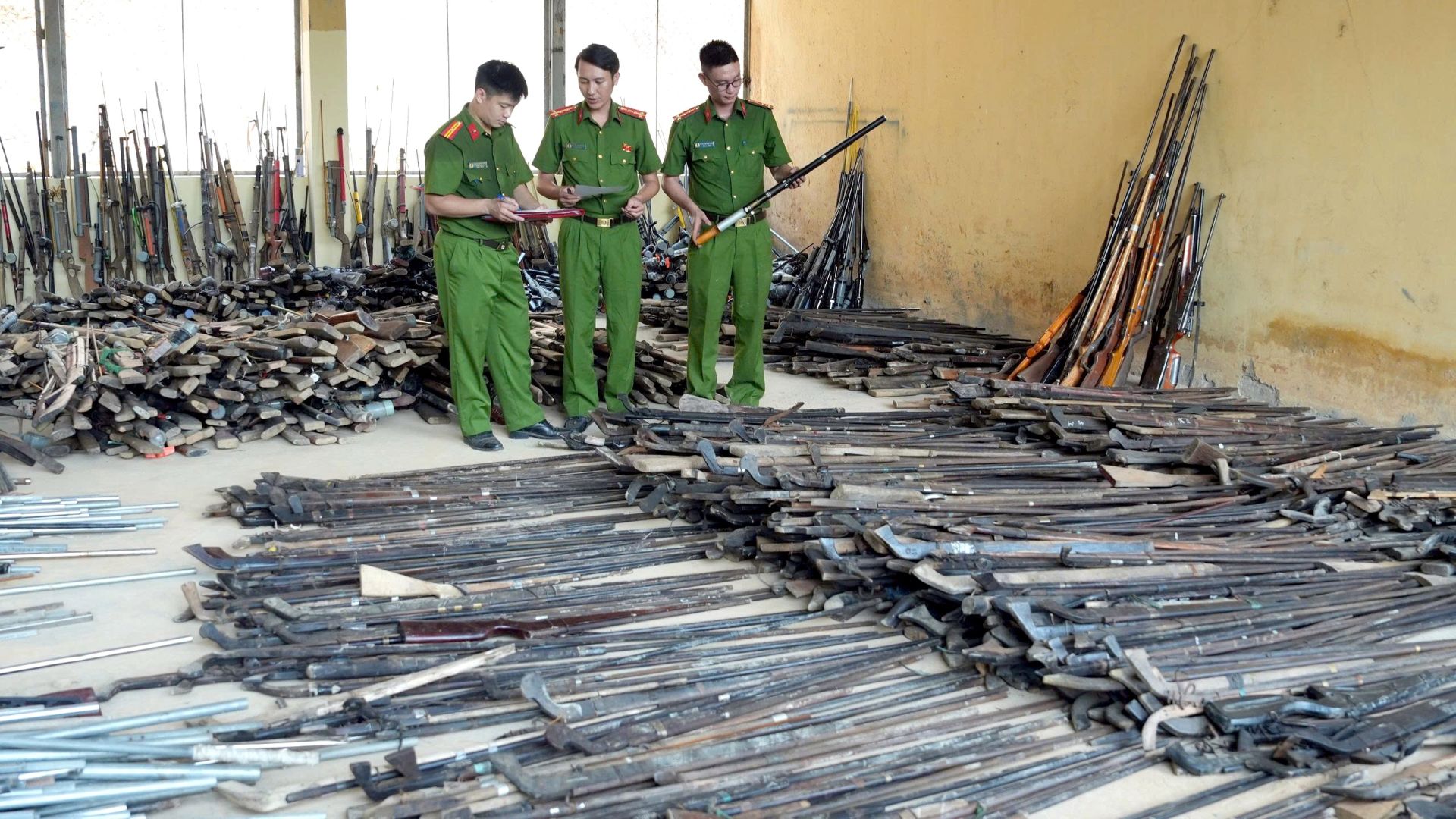 Lào Cai thu hồi hơn 5.400 vũ khí, vật liệu nổ và công cụ hỗ trợ