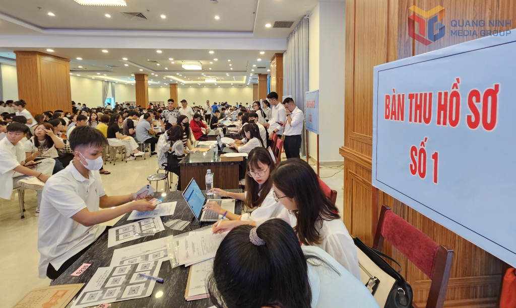 Tân sinh viên Khoa Du lịch làm thủ tục nhập học.