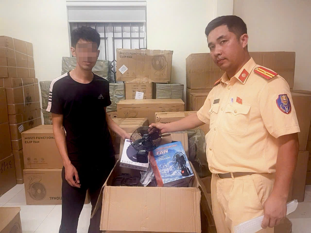 Hà Nội tạm giữ gần 2.000 quạt, sạc điện không rõ nguồn gốc