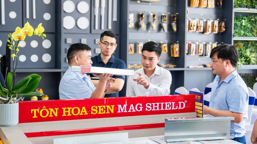 Tôn Hoa Sen Mag Shield chính thức có mặt tại các cửa hàng Hoa Sen Home trên toàn quốc Tôn Hoa Sen Mag Shield chính thức có mặt tại các cửa hàng Hoa Sen Home trên toàn quốc