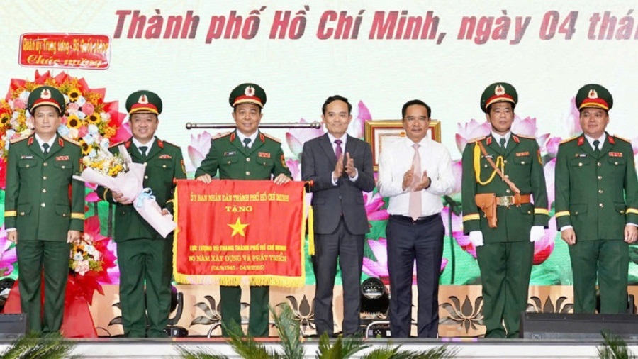 Lãnh đạo Thành ủy, Ủy ban nhân dân Thành phố Hồ Chí Minh tặng Cờ truyền thống cho lực lượng vũ trang Thành phố.