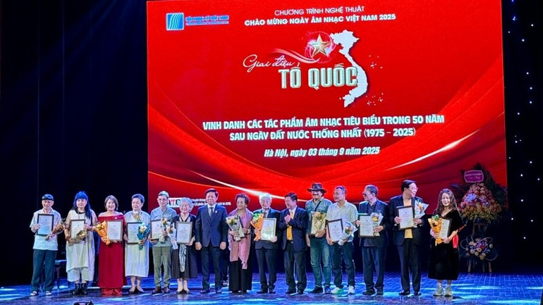 Trao bằng vinh danh 50 ca khúc tiêu biểu cho tác giả và đại diện gia đình tác giả.