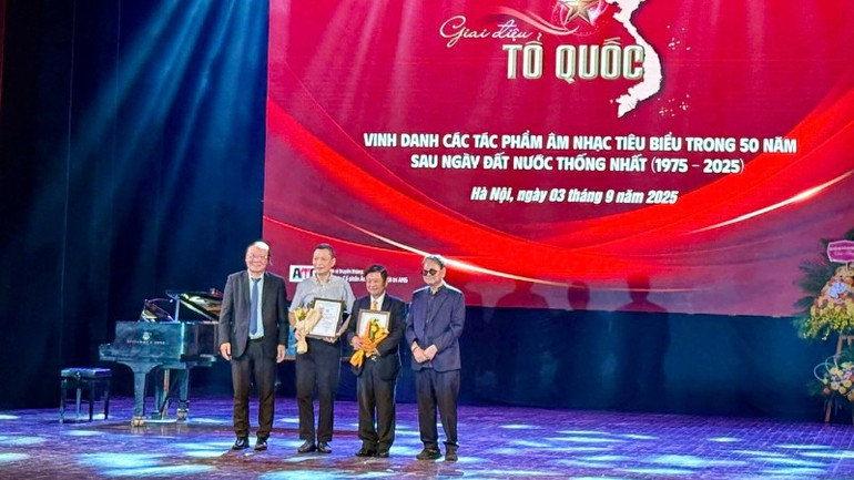 Trao bằng vinh danh các tác phẩm giao hưởng thính phòng tiêu biểu.