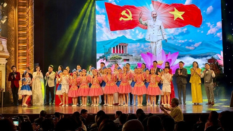 Chương trình khép lại bằng giai điệu của ca khúc 