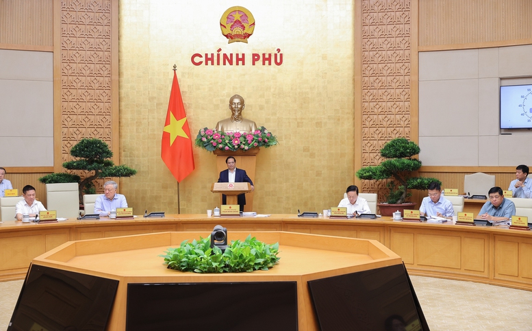 Thủ tướng yêu cầu các bộ trưởng, thủ trưởng cơ quan ngang bộ cần nỗ lực, quyết tâm cao hơn nữa, hành động quyết liệt, hiệu lực, hiệu quả hơn nữa trong công tác xây dựng, hoàn thiện thể chế, tập trung lãnh đạo, chỉ đạo, hỗ trợ cấp dưới trong xây dựng các dự án luật... - Ảnh: VGP/Nhật Bắc