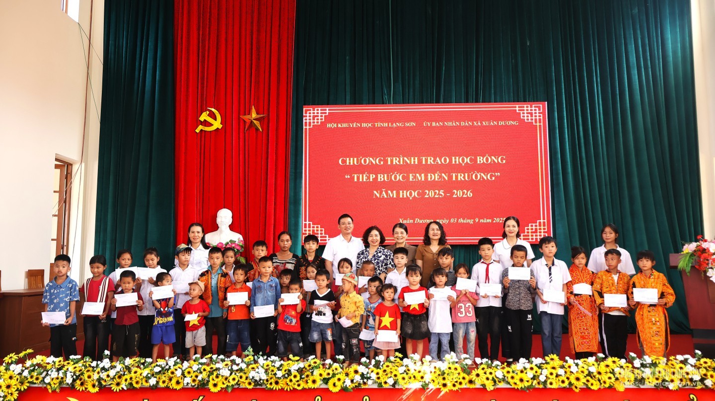 Lạng Sơn: Hơn 200 học sinh được nhận học bổng “Tiếp bước em đến trường” nhân dịp năm học mới