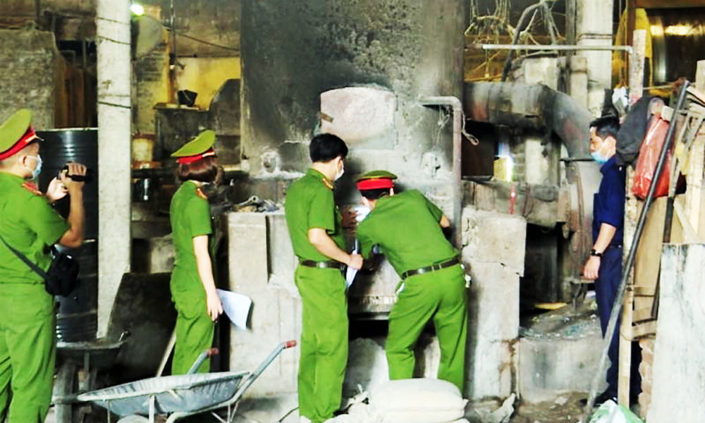 Lực lượng chức năng niêm phong cơ sở sản xuất giấy ở làng nghề giấy Phong Khê (nay thuộc phường Võ Cường). Lực lượng chức năng niêm phong cơ sở sản xuất giấy ở làng nghề giấy Phong Khê (nay thuộc phường Võ Cường).