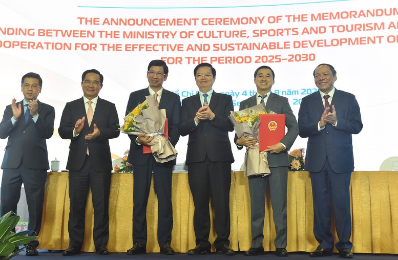 Phó Thủ tướng tặng hoa chúc mừng Bộ Văn hóa, Thể thao và Du lịch và Bộ Y tế hợp tác phát triển du lịch y tế - Ảnh: VGP/Giang Thanh