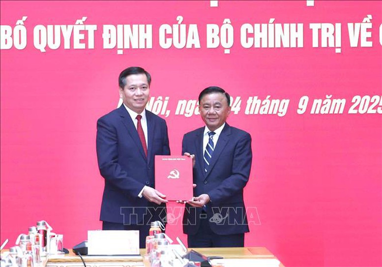 Ủy viên Bộ Chính trị, Thường trực Ban Bí thư, Bí thư Đảng ủy các cơ quan Đảng Trung ương Trần Cẩm Tú trao Quyết định của Bộ Chính trị cho đồng chí Nguyễn Long Hải - Ảnh: TTXVN Ủy viên Bộ Chính trị, Thường trực Ban Bí thư, Bí thư Đảng ủy các cơ quan Đảng Trung ương Trần Cẩm Tú trao Quyết định của Bộ Chính trị cho đồng chí Nguyễn Long Hải - Ảnh: TTXVN