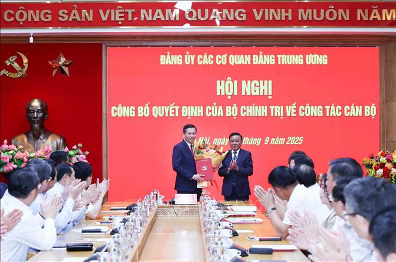Đồng chí Trần Cẩm Tú chúc mừng và đề nghị đồng chí Nguyễn Long Hải tiếp tục phát huy những kinh nghiệm, năng lực, sở trường để cùng tập thể Ban Chấp hành, Ban Thường vụ, Thường trực Đảng ủy các cơ quan Đảng Trung ương đoàn kết, đồng lòng hoàn thành xuất sắc các nhiệm vụ được giao - Ảnh: TTXVN Đồng chí Trần Cẩm Tú chúc mừng và đề nghị đồng chí Nguyễn Long Hải tiếp tục phát huy những kinh nghiệm, năng lực, sở trường để cùng tập thể Ban Chấp hành, Ban Thường vụ, Thường trực Đảng ủy các cơ quan Đảng Trung ương đoàn kết, đồng lòng hoàn thành xuất sắc các nhiệm vụ được giao - Ảnh: TTXVN