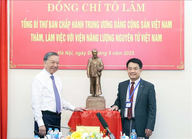 Tổng Bí thư Tô Lâm tặng bức Tượng Chủ tịch Hồ Chí Minh cho Viện Năng lượng Nguyên tử Việt Nam. Ảnh: Thống Nhất/TTXVN