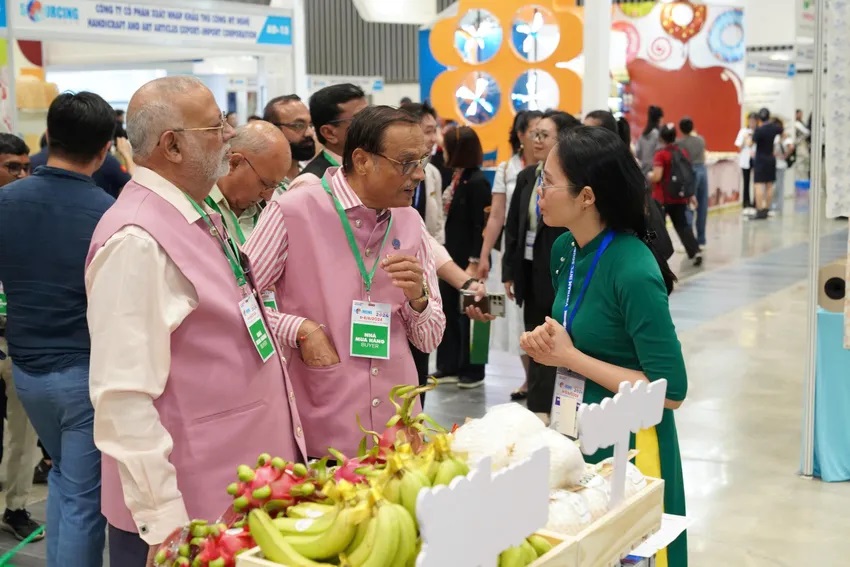 Nhà mua hàng quốc tế tại VIS 2024. Nhà mua hàng quốc tế tại VIS 2024.