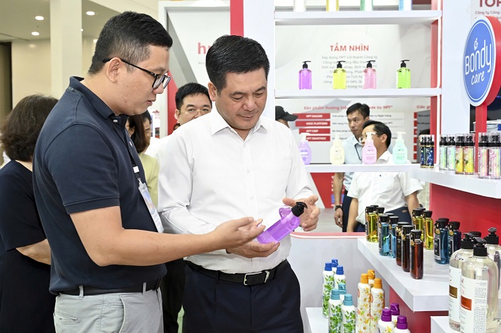 Bộ trưởng Bộ Công Thương Nguyễn Hồng Diên tham quan gian hàng LIXCO, đánh giá cao mẫu mã và chất lượng các sản phẩm của Công ty tại Triển lãm Thành tựu Kinh tế – Xã hội 2025 Bộ trưởng Bộ Công Thương Nguyễn Hồng Diên tham quan gian hàng LIXCO, đánh giá cao mẫu mã và chất lượng các sản phẩm của Công ty tại Triển lãm Thành tựu Kinh tế – Xã hội 2025