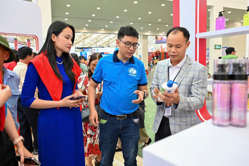 Ông Lê Đình Vỹ, Phó Tổng giám đốc LIXCO, trực tiếp giới thiệu sản phẩm đến khách tham quan tại gian hàng Ông Lê Đình Vỹ, Phó Tổng giám đốc LIXCO, trực tiếp giới thiệu sản phẩm đến khách tham quan tại gian hàng