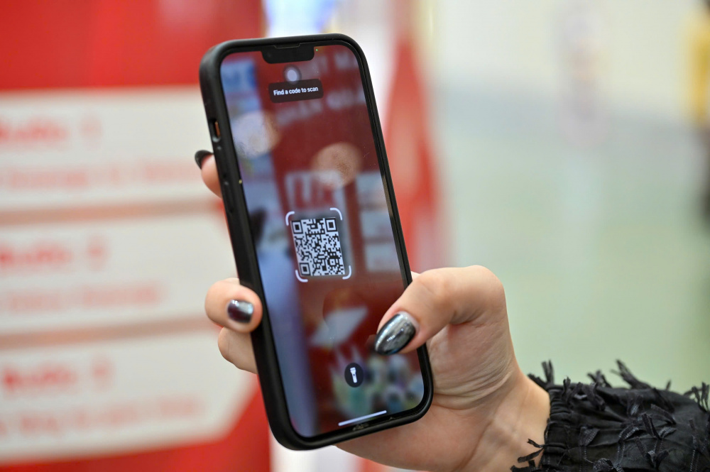 Khách tham quan hào hứng quét mã QR tại gian hàng LIXCO để nhận quà tặng từ các thương hiệu On1 và Bondy Care Khách tham quan hào hứng quét mã QR tại gian hàng LIXCO để nhận quà tặng từ các thương hiệu On1 và Bondy Care