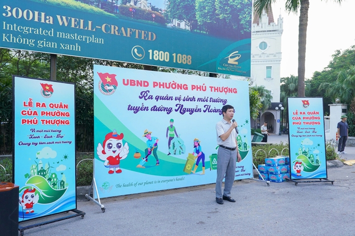 Phường Phú Thượng (Hà Nội) ra quân tổng vệ sinh môi trường, chỉnh trang hạ tầng đô thị trên tuyến đường Nguyễn Hoàng Tôn.