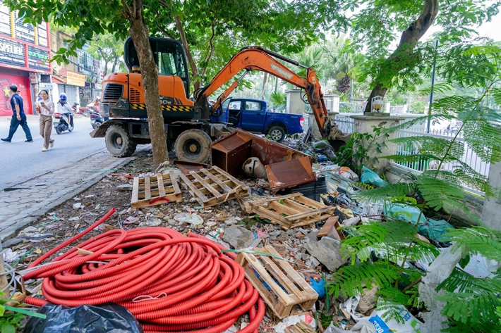 Các lực lượng cùng nhau thu gom rác thải, ứ đọng gây ô nhiễm