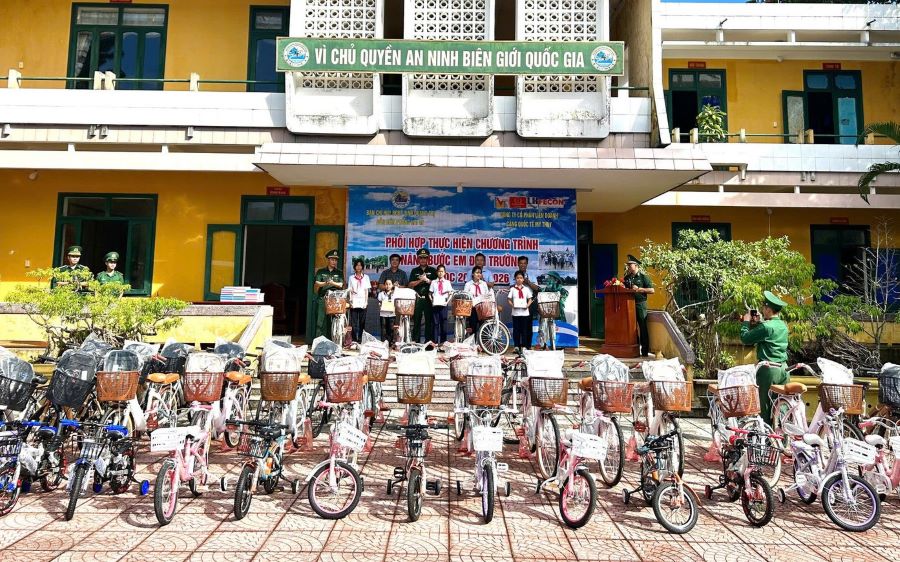 Quảng Trị: Trao 45 xe đạp và nhiều phần quà cho học sinh khó khăn