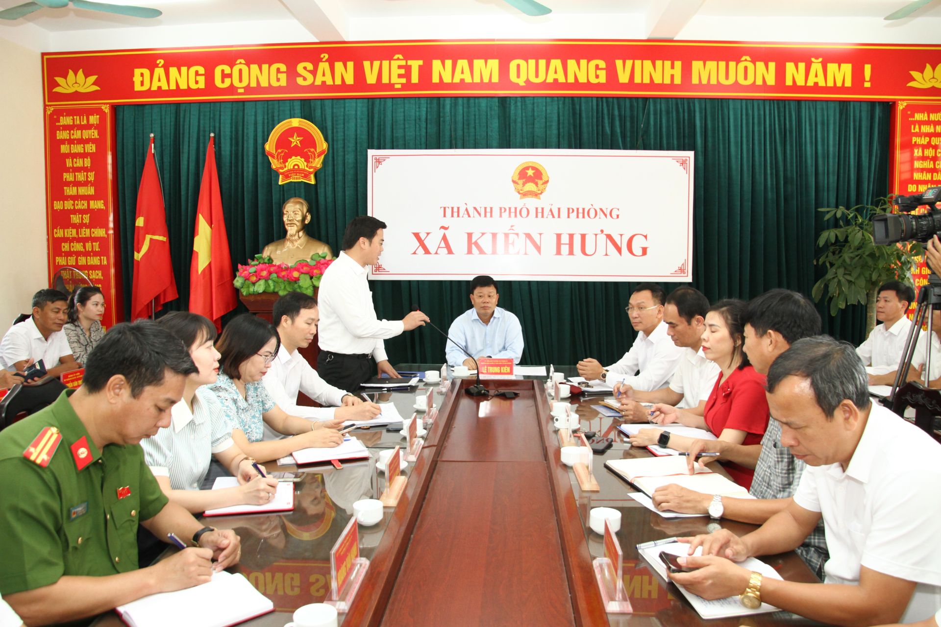 Quang cảnh cuộc làm việc.