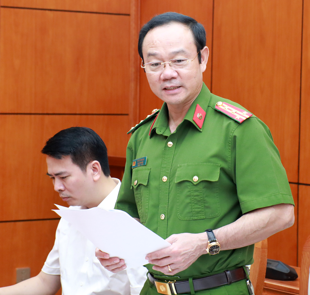 Đại tá Thân Văn Duy - Phó Giám đốc Công an tỉnh trao đổi tại phiên họp.