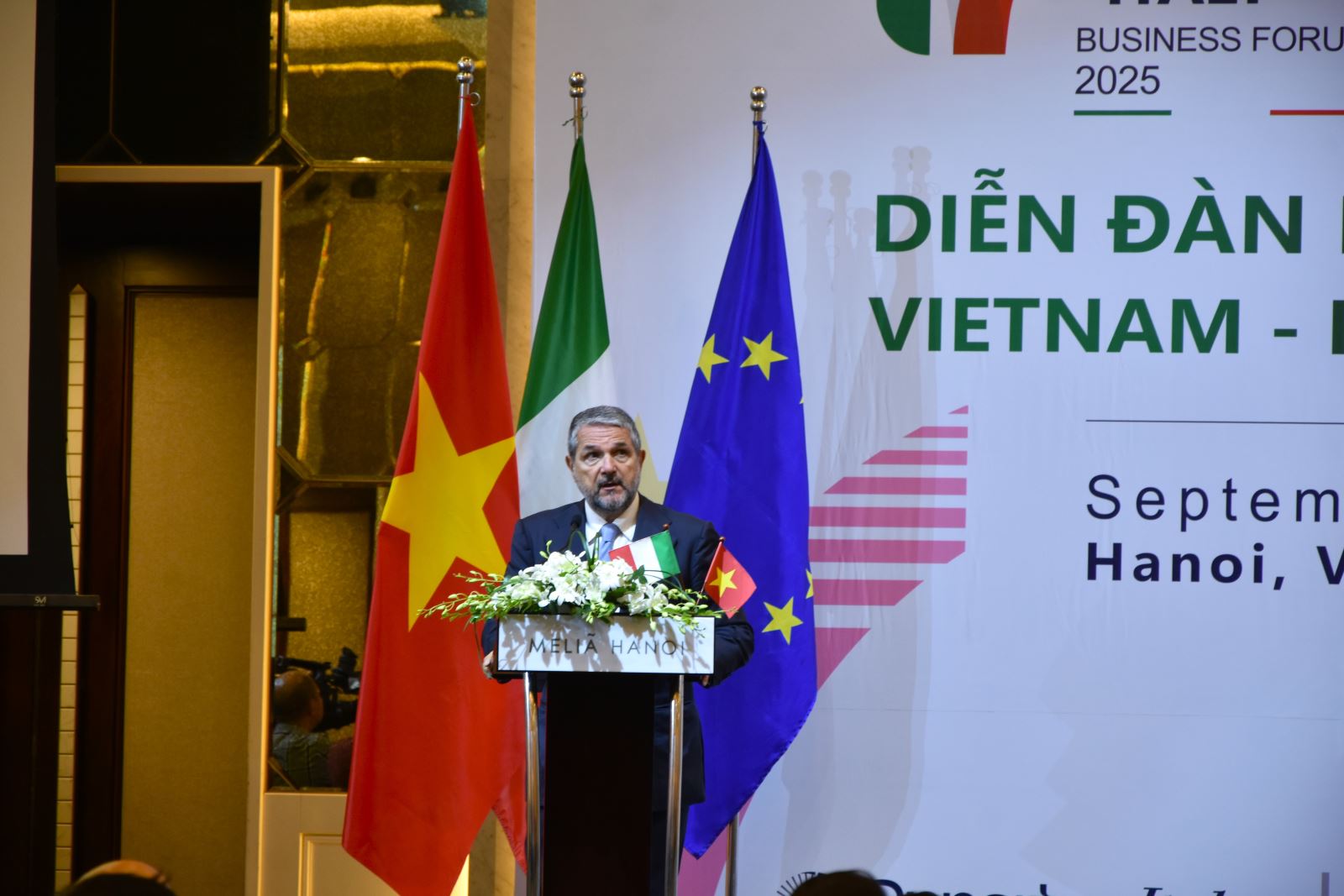 Ông Valentino Valentini, Thứ trưởng Bộ Doanh nghiệp và Sản phẩm sản xuất Italia tham dự Diễn đàn sáng 4/9.