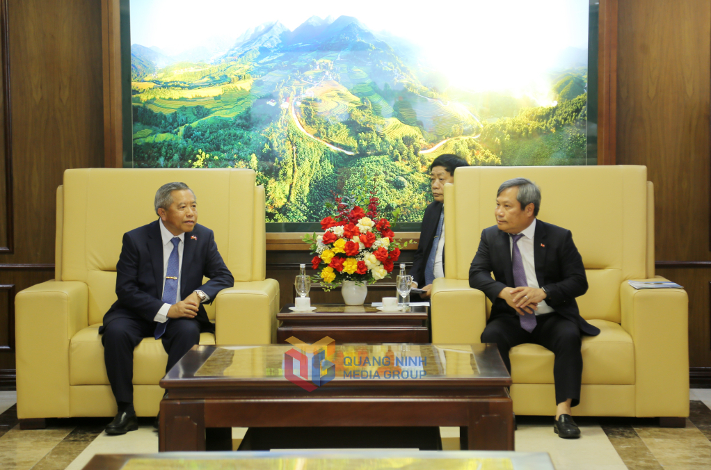 Ông Vũ Đại Thắng, Ủy viên Trung ương Đảng, Bí thư Tỉnh ủy, Trưởng Đoàn ĐBQH tỉnh Quảng Ninh trao đổi với ông Bo-Viêng-Khăm Vông-Đa-Ra, Viện sĩ, Giáo sư, Ủy viên Trung ương Đảng Nhân dân Cách mạng Lào, Bộ trưởng Bộ Công nghệ và Truyền thông, Chủ tịch Trung ương Hội Hữu nghị Lào - Việt Nam.