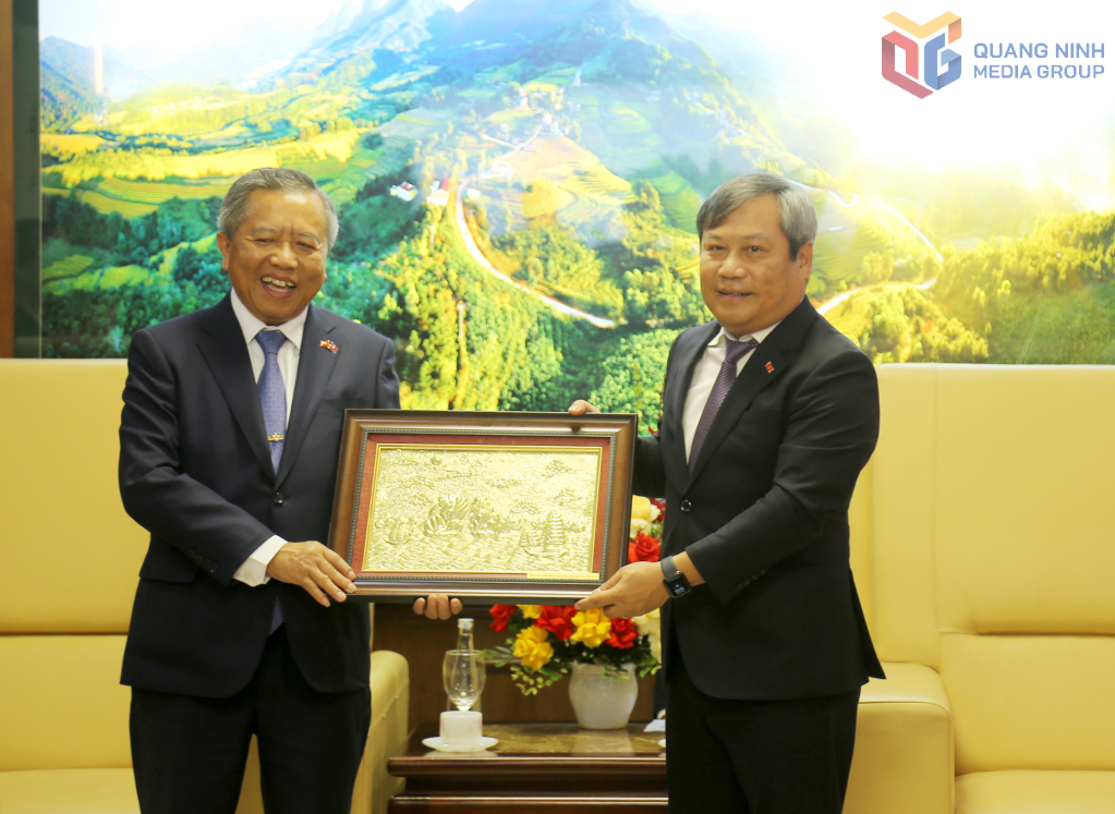 Ông Vũ Đại Thắng, Ủy viên Trung ương Đảng, Bí thư Tỉnh ủy, Trưởng Đoàn ĐBQH tỉnh Quảng Ninh tặng quà lưu niệm cho Bộ trưởng Bộ Công nghệ và Truyền thông, Chủ tịch Trung ương Hội Hữu nghị Lào - Việt Nam và đoàn công tác.