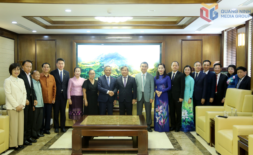 Các đại biểu chụp ảnh lưu niệm.