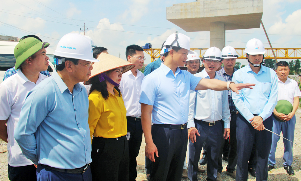 Đồng chí Vương Quốc Tuấn cùng đoàn công tác thăm khu vực thi công dự án.