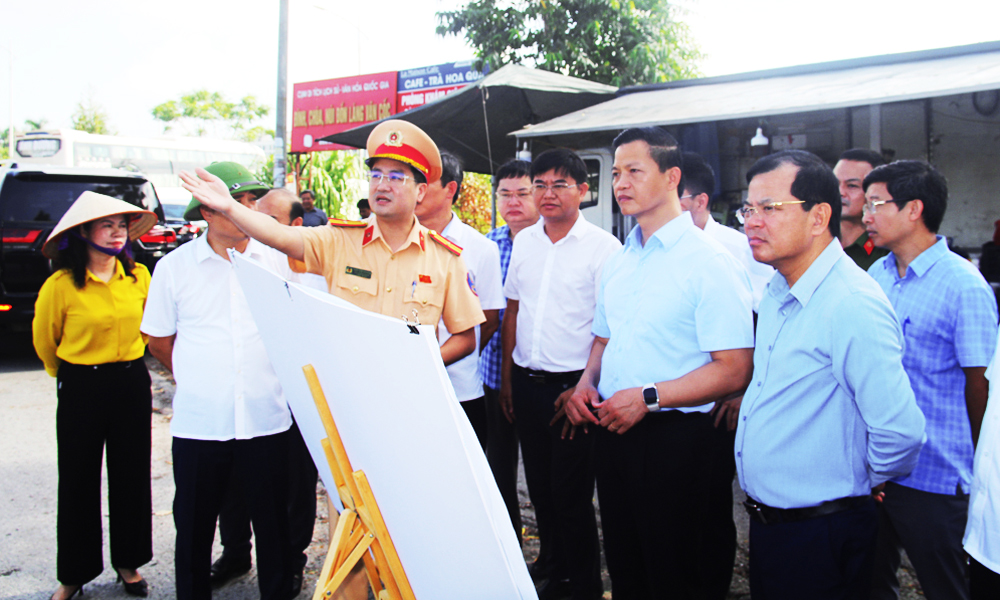 Đồng chí Vương Quốc Tuấn cùng đoàn công tác kiểm tra tình hình tổ chức giao thông tại Khu công nghiệp Vân Trung và Quang Châu. Đồng chí Vương Quốc Tuấn cùng đoàn công tác kiểm tra tình hình tổ chức giao thông tại Khu công nghiệp Vân Trung và Quang Châu.