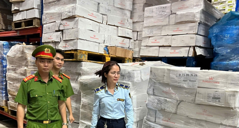 Một doanh nghiệp bị xử phạt 8,2 triệu đồng vì kinh doanh 16 tấn xương lợn quá hạn