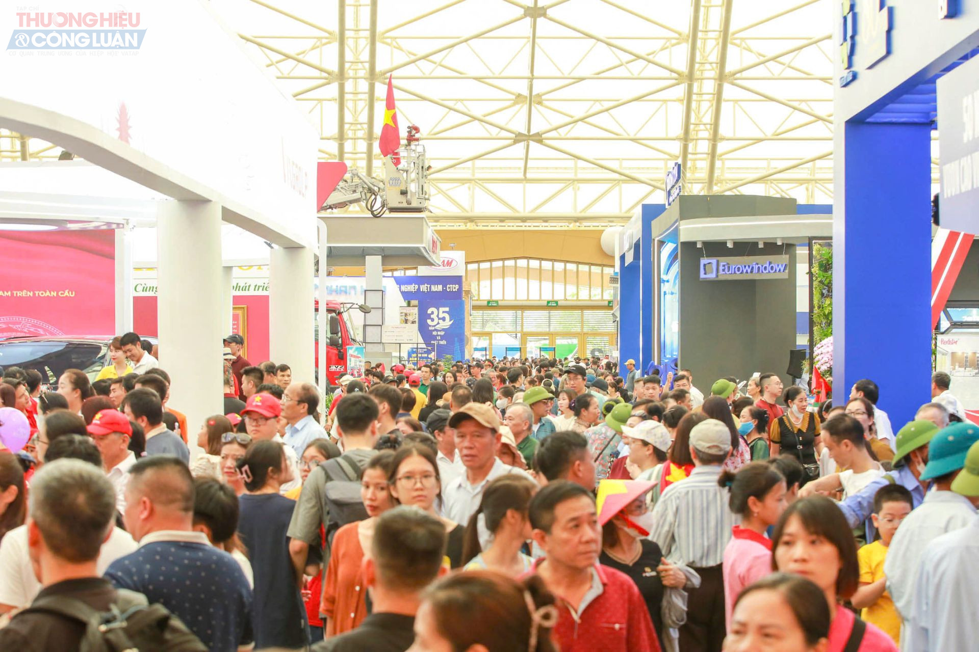 Ngày 4/9, phóng viên ghi nhận từng đoàn người nối dài đổ về triển lãm từ sáng sớm. Nhiều gia đình tranh thủ những ngày cuối kỳ nghỉ lễ để cho con em tham quan trước khi bước vào năm học mới.