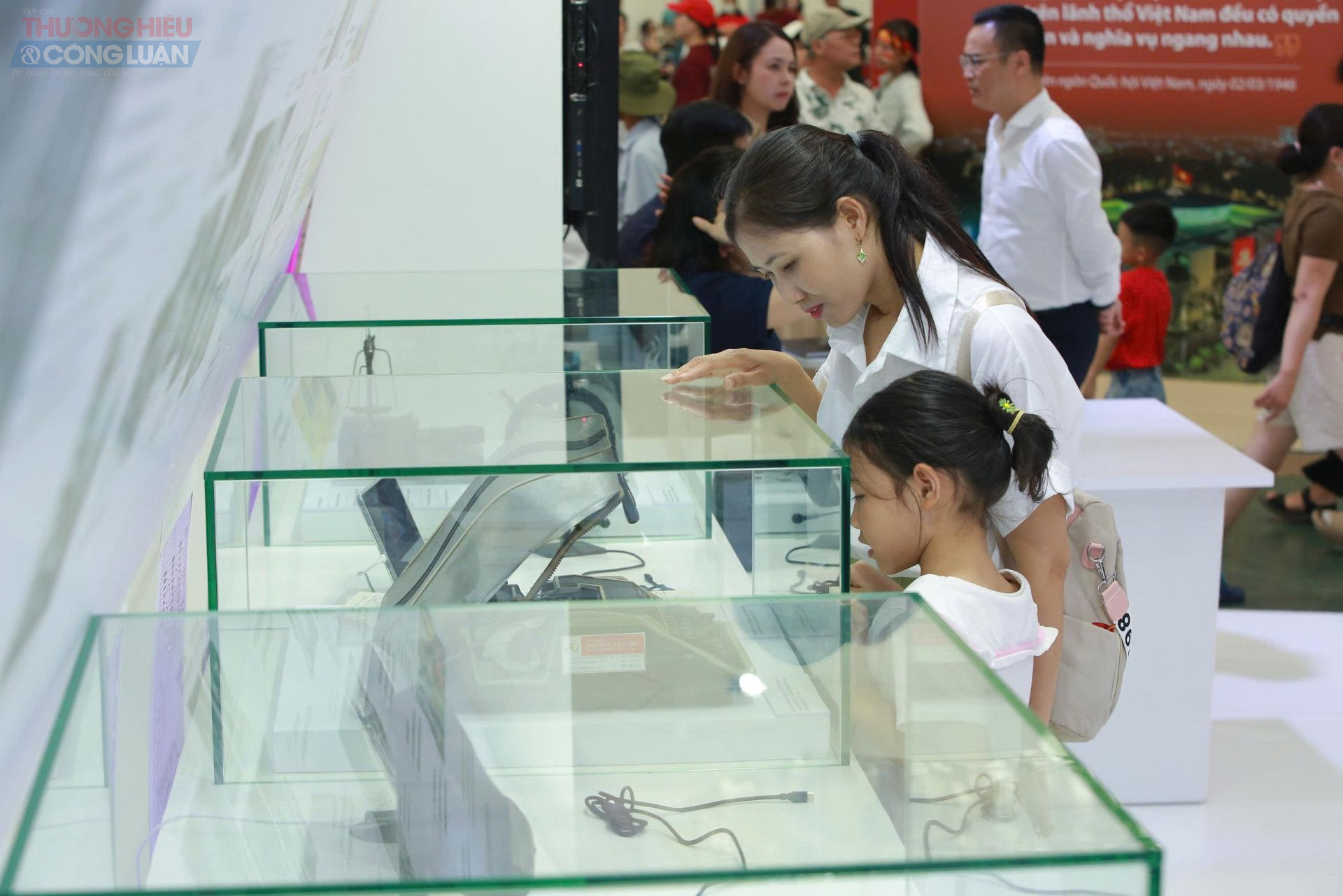 Chị Đỗ Thị Vân (xã Sơn Đồng, Hà Nội) dẫn con gái đi xem triển lãm trước ngày khai giảng. “Đây không chỉ là một chuyến đi chơi mà còn là bài học lịch sử sống động cho con cái. Các cháu hào hứng và đặt rất nhiều câu hỏi, điều mà ở lớp học khó có được”. Chị Vân chia sẻ.