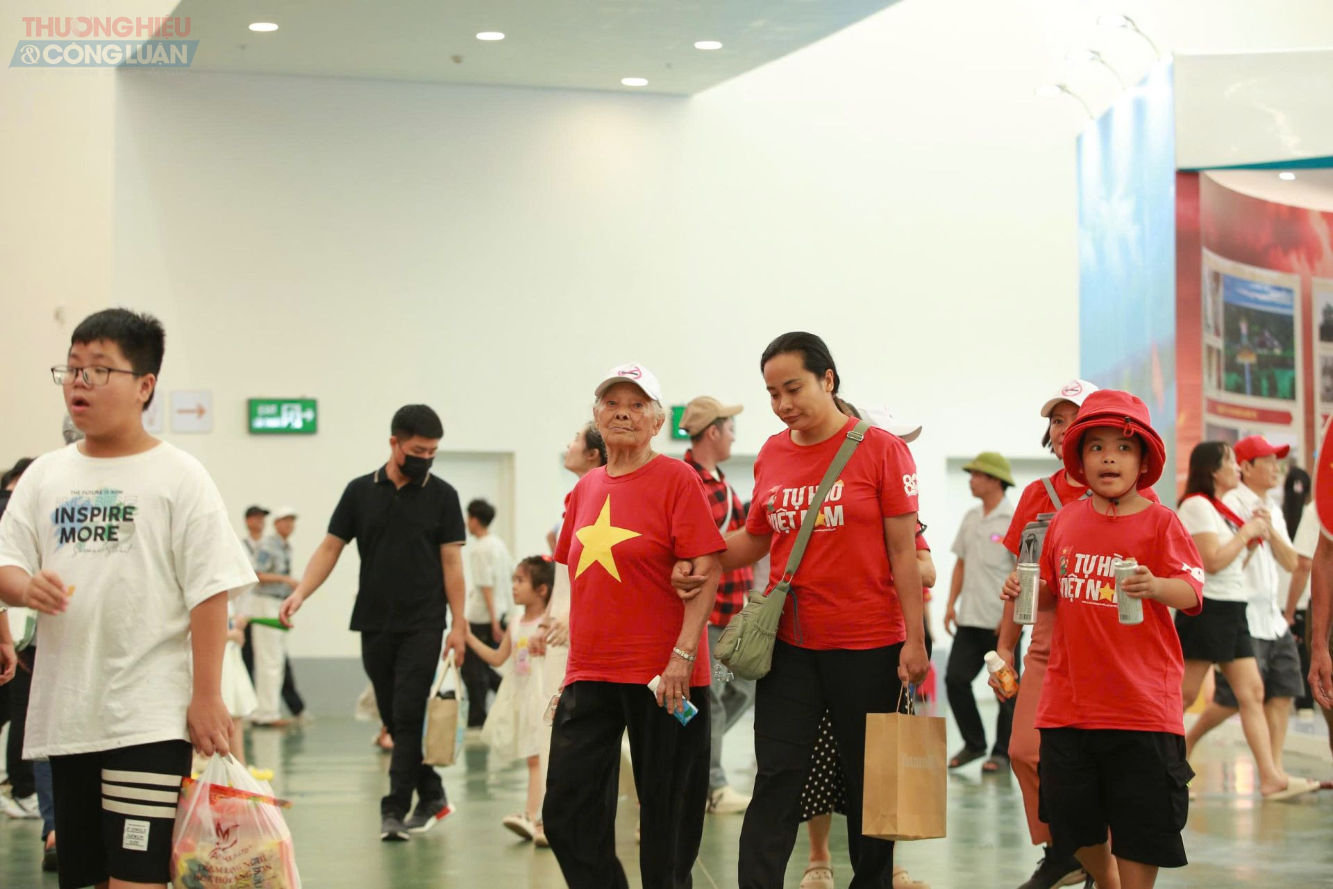 Đa phần đều là những gia đình dẫn các con đến tham quan và các em học sinh, sinh viên tranh thủ đi trước thềm khai giảng năm học mới.