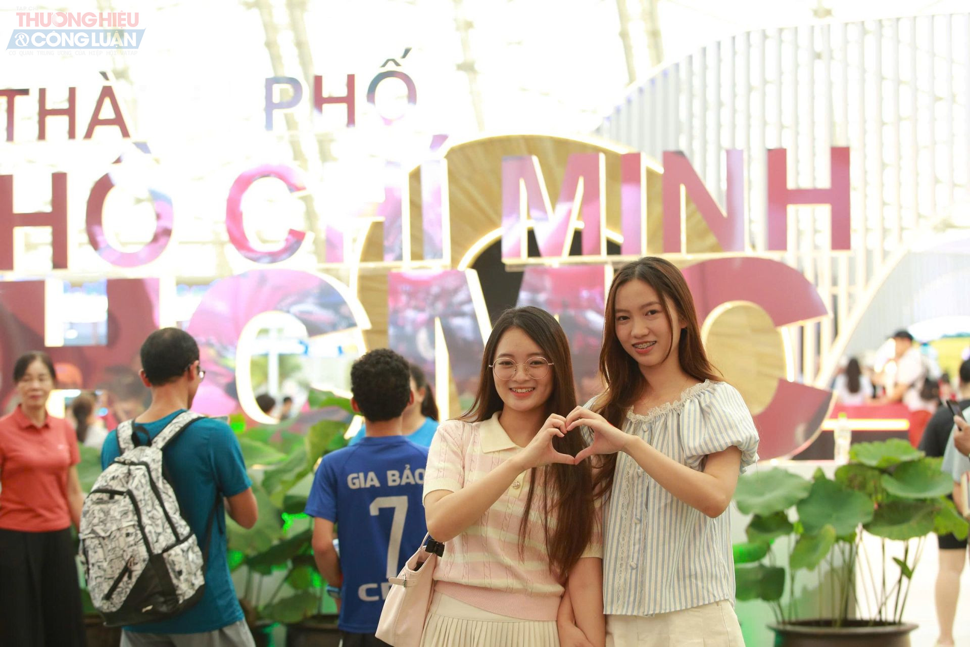 Trong khi đó, nhóm sinh viên học ở trường Đại học Mỏ địa chất lại chọn triển lãm là điểm hẹn đầu năm học. Bạn Thanh Huyền (sinh viên năm 4 của trường ĐH Mỏ) chia sẻ: “Với sinh viên chúng tôi, triển lãm như một nguồn tư liệu sống. Đây cũng là cơ hội để thế hệ trẻ cảm nhận rõ hơn trách nhiệm của mình với Tổ quốc.”