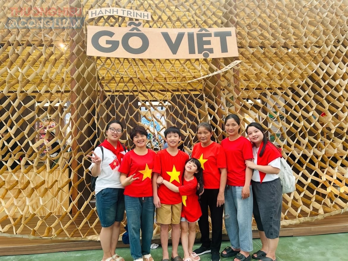 Không chỉ người dân Thủ đô, đông đảo du khách từ các tỉnh cũng đổ về Hà Nội để chiêm ngưỡng những hình ảnh, hiện vật và tư liệu quý, tái hiện chặng đường phát triển qua nhiều giai đoạn.