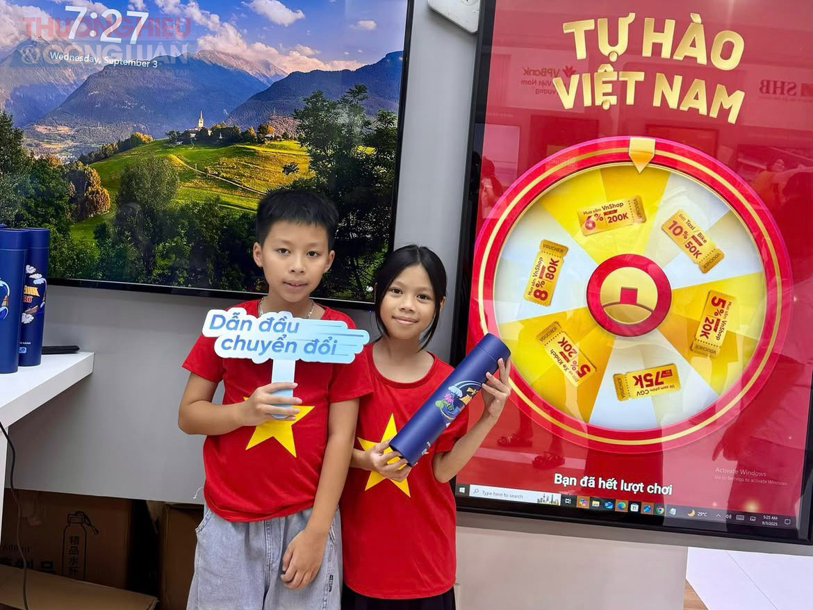 Nhiều em nhỏ từ các tỉnh cũng được cha mẹ đưa lên tham quan. Em Lê Văn Tùng (lớp 2, Nam Định) nói: “Đi xa một chút nhưng con thấy rất xứng đáng. Những tư liệu và hình ảnh lịch sử ở đây giúp con hiểu rõ hơn bài học trong sách.”