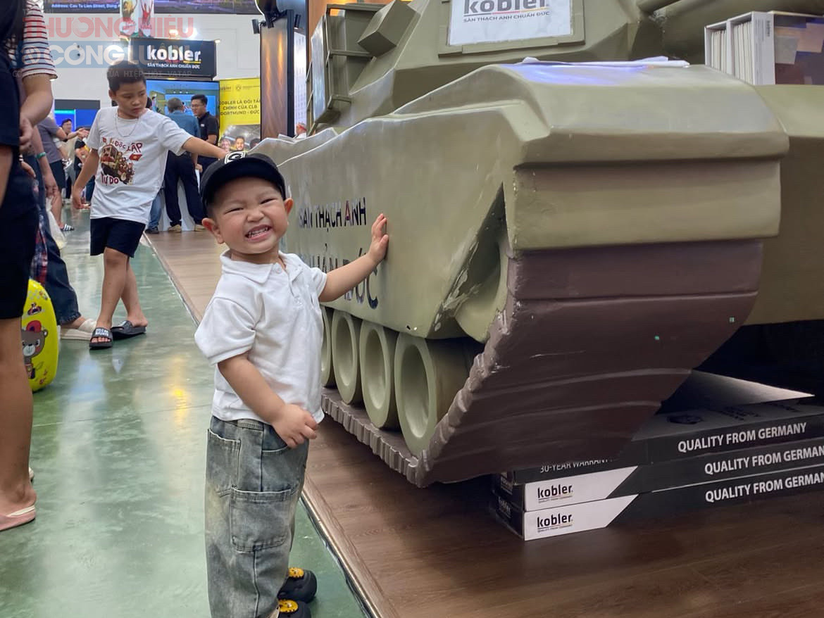 Triển lãm không chỉ là nơi trưng bày tư liệu, hiện vật, mà còn là “bài học trực quan” cho thế hệ trẻ, nuôi dưỡng lòng tự hào dân tộc và khát vọng xây dựng đất nước ngày càng giàu đẹp.