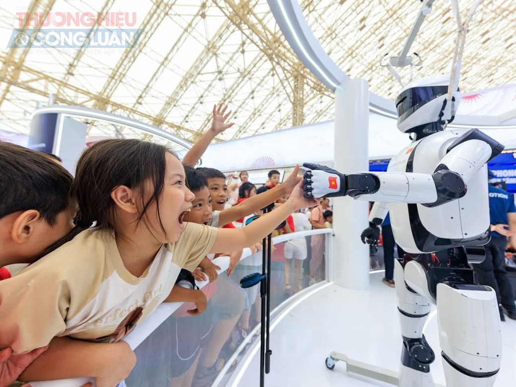 Khu vực trưng bày thành tựu khoa học – công nghệ và đổi mới sáng tạo thu hút sự quan tâm đặc biệt của giới trẻ.