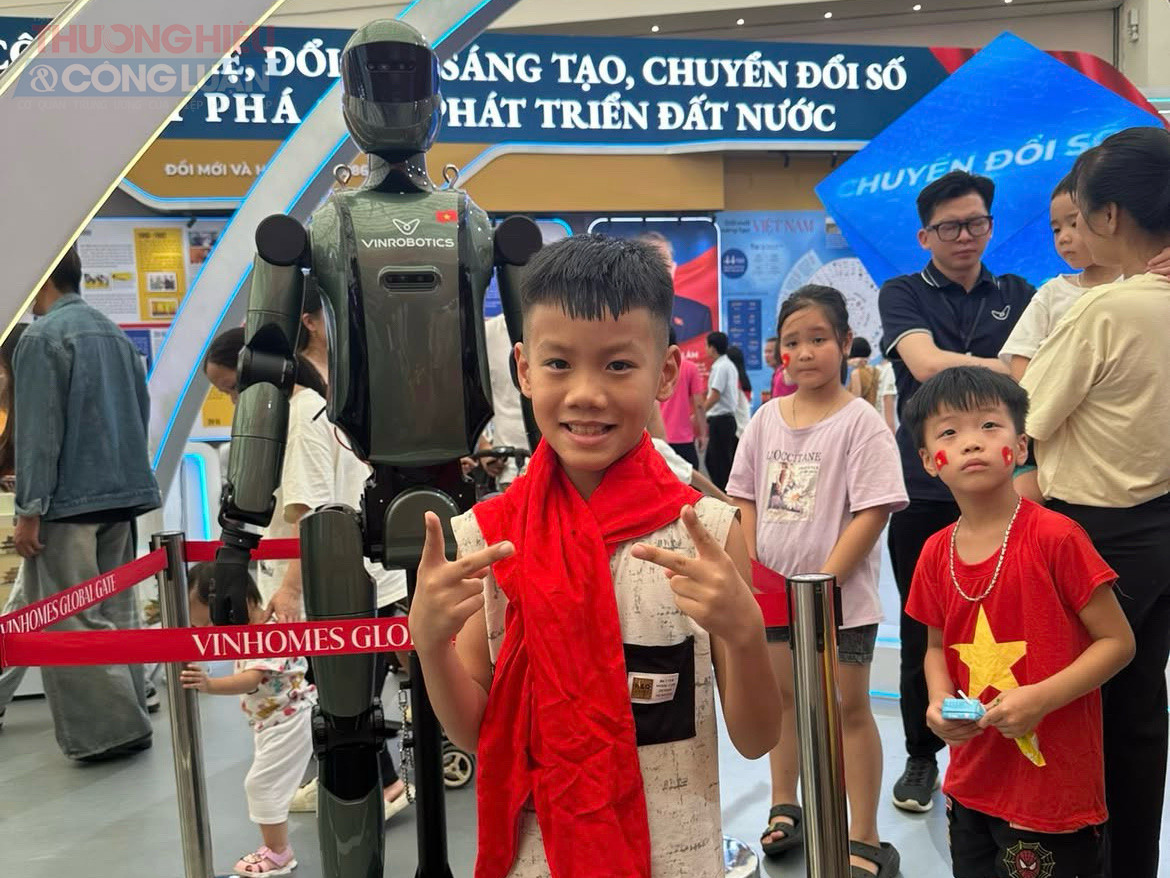 Các em nhỏ thích thú ghi chép, chụp ảnh và tận mắt chứng kiến những cột mốc lịch sử mà trước đây chỉ biết qua sách vở.