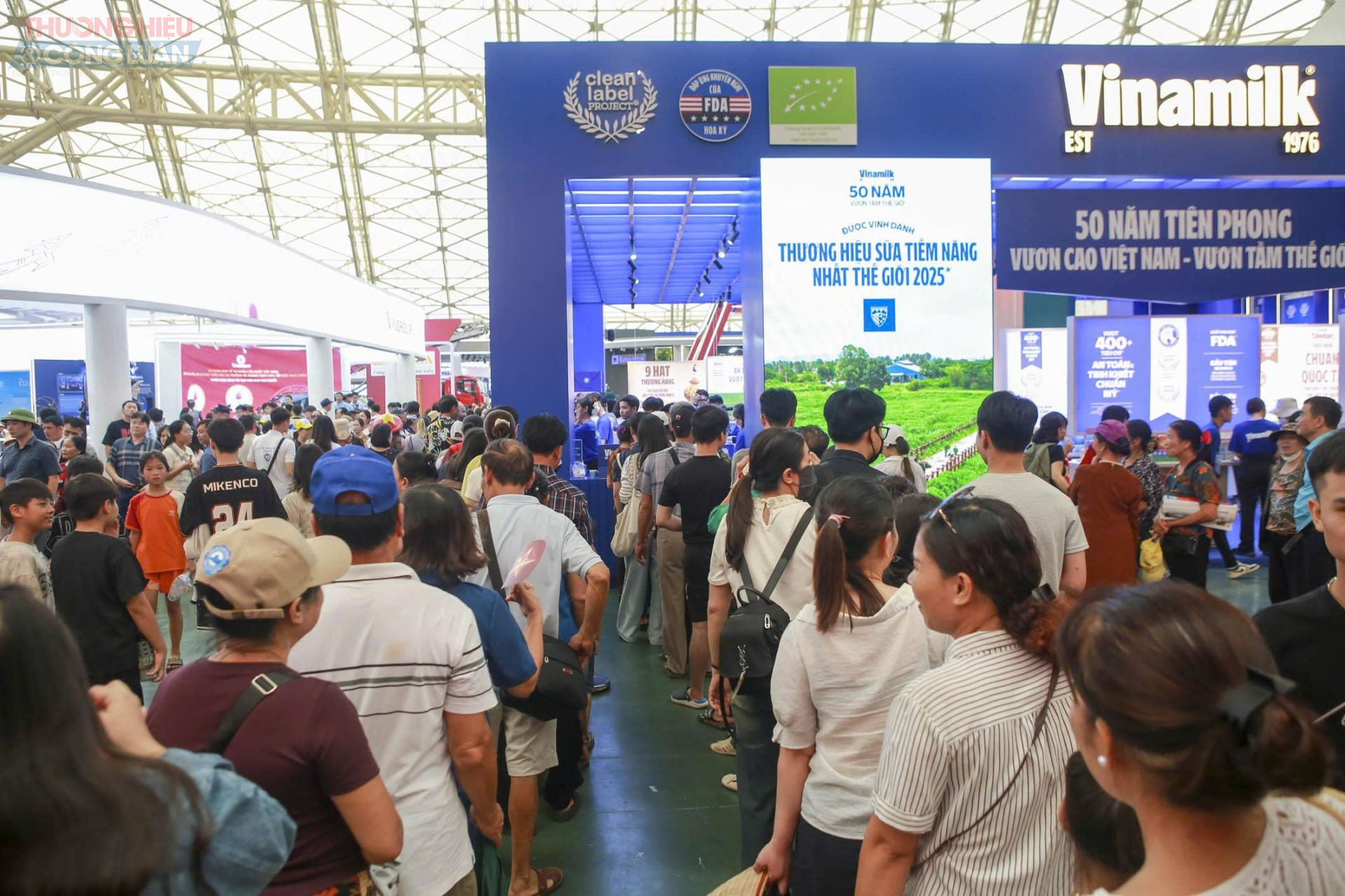 Không gian triển lãm chật kín người, tạo nên bầu không khí sôi động, náo nhiệt.