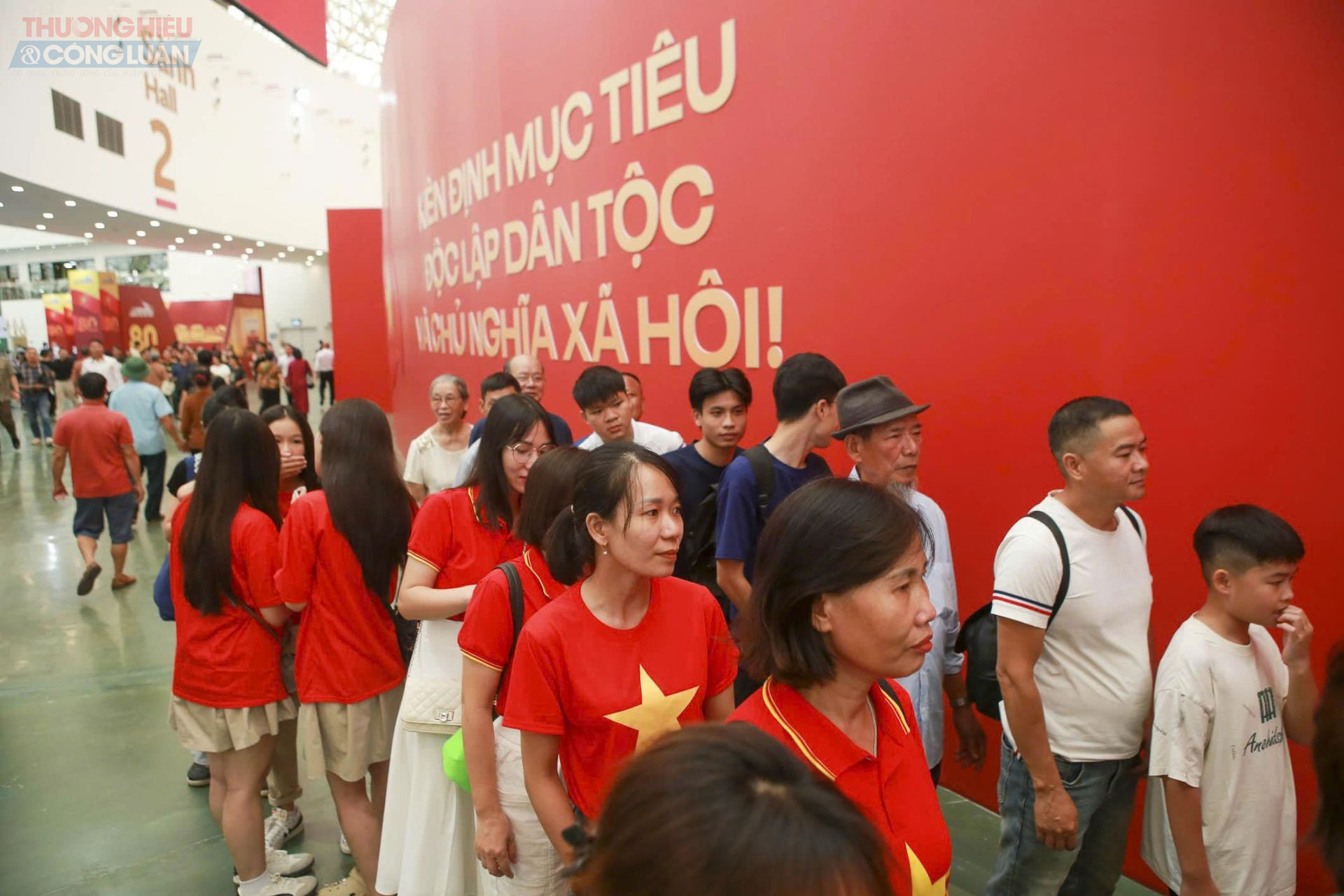 Người dân xếp hàng dài từ sáng sớm để vào tham quan khu trưng bày.