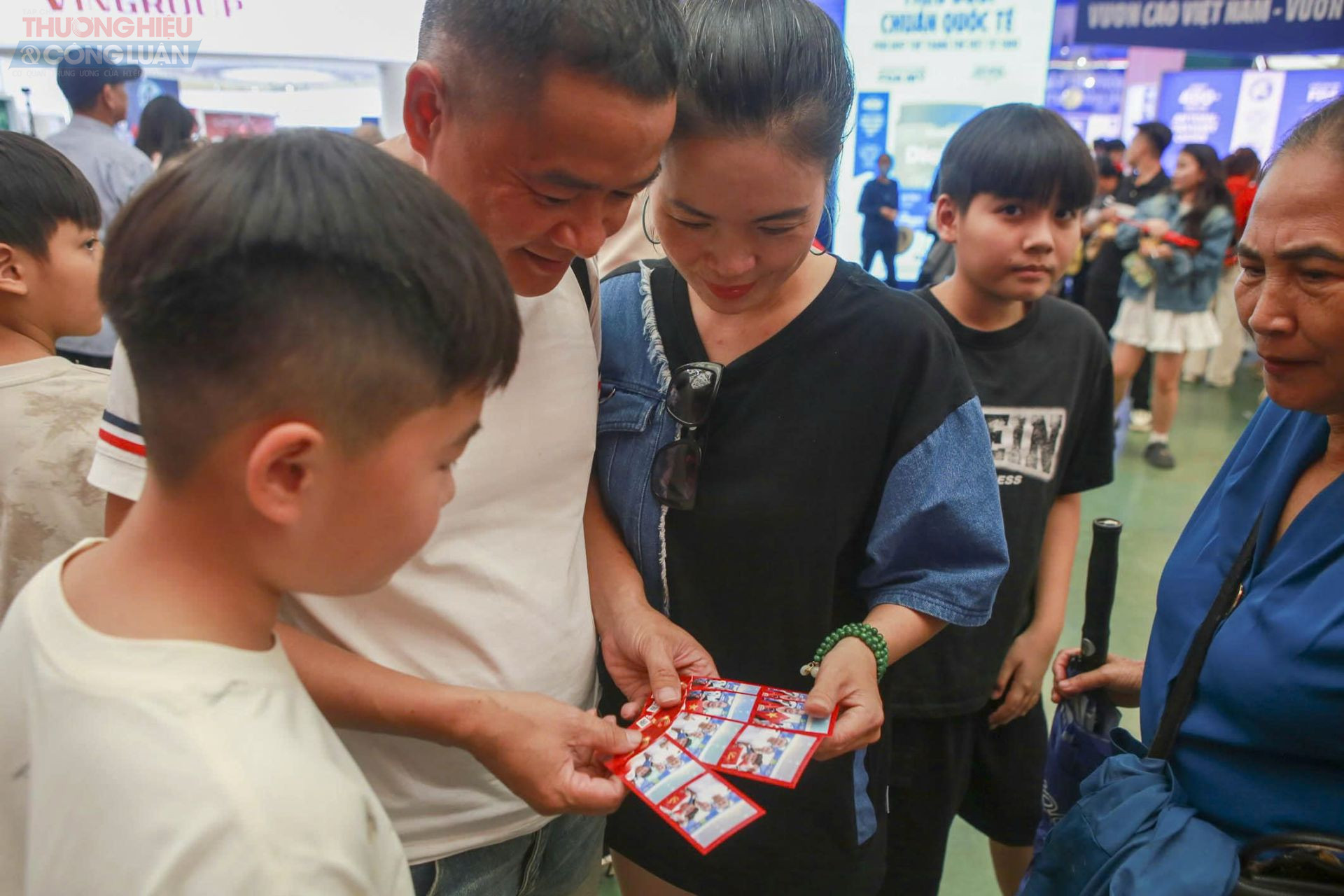 Không khí náo nhiệt, rộn ràng tại các khu trưng bày đã tạo nên bầu không khí lễ hội thực sự. Từ các cụ già, em nhỏ cho tới du khách quốc tế đều bị cuốn hút bởi hành trình 80 năm xây dựng và phát triển đất nước được tái hiện sống động qua hình ảnh, hiện vật, cùng nhiều hoạt động trải nghiệm tương tác.