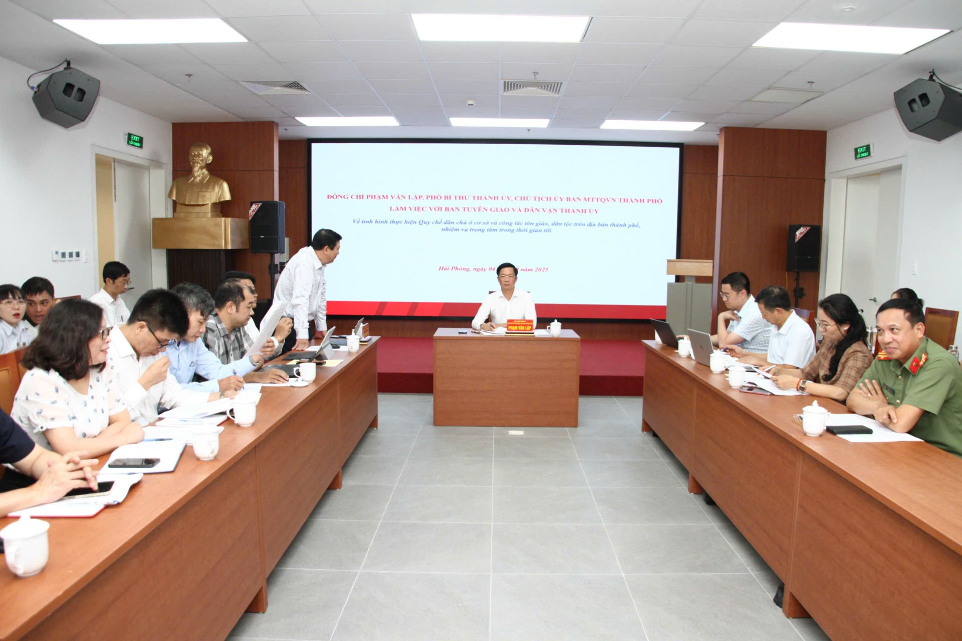 Đồng chí Phạm Văn Lập, Phó Bí thư Thành uỷ, Chủ tịch Uỷ ban Mặt trận Tổ quốc Việt Nam thành phố nghe các cơ quan, đơn vị báo cáo tình hình thực hiện thực hiện Quy chế dân chủ ở cơ sở và công tác tôn giáo, dân tộc trên địa bàn thành phố.