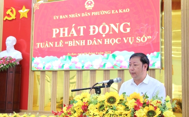 Phó Chủ tịch UBND phường Ea Kao Trần Công Hữu phát biểu tại buổi lễ